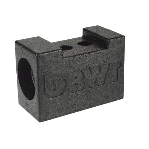 Schwarze Isolierblock von BWT mit einer rechteckigen Form, zwei Löchern und einer Aussparung an der Oberseite.